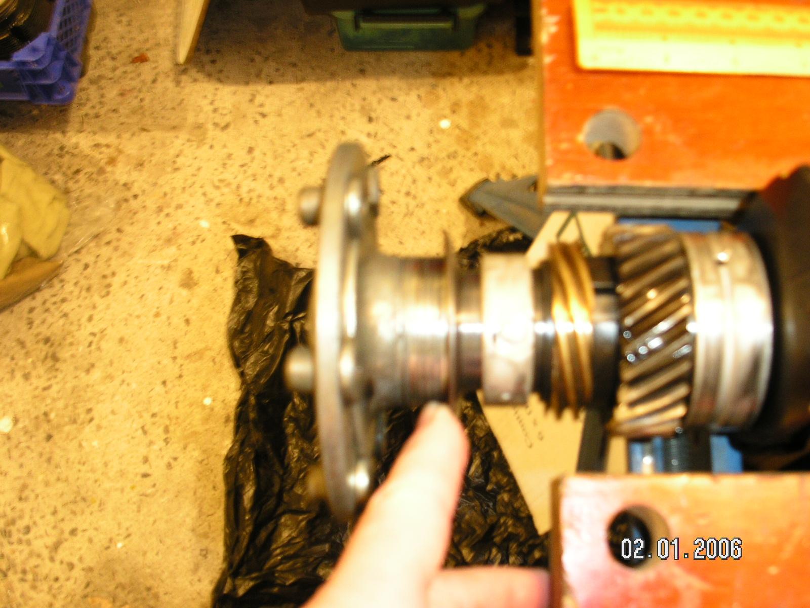 crankshaft oil thrower ring 02.JPG