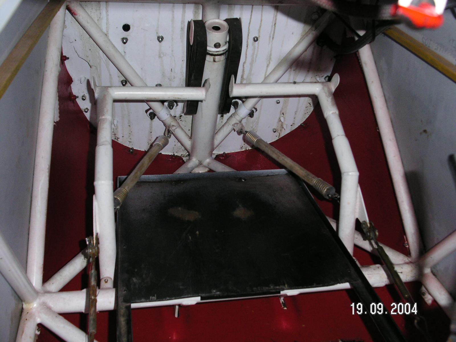 XLI orig interior & Rudder Pedal 02.JPG